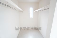 洋室にはハンガーパイプ付きのウォークインクローゼットが設けられています。たっぷり収納できるので衣替えの心配もいりませんね＾＾