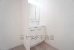 三面鏡裏収納付き洗面化粧台です＾＾ 歯磨きセットやスキンケア用品などの収納に便利ですね＾＾