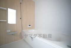 1日の疲れを癒すくつろぎのバスルーム。足を伸ばしてもゆったりと入れるサイズです。お子様と一緒にお風呂に入っても狭くないですね＾＾