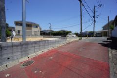 前面道路は南西側約4.25ｍの公道に面しています。