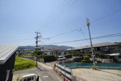 目の前に日差しを遮る建物がないので、日当たり＆風通し良好です＾＾心地よい自然の光や風を感じることができ、ほどよく開放感のある空間がつくれます。