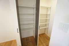 まとめ買いしてもこの収納量なら心配要らずのパントリー。調理家電や食品のストックをすっきりまとめられ、キッチン周りを広々使えます。