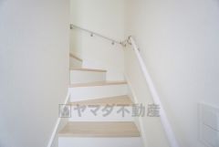 ご年配の方でも安心できる、手すり付き階段です＾＾段差も低めで設定されてますので安全性にも優れてますね＾＾