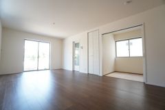大きな掃き出し窓のあるリビングは、陽光あふれる明るい空間です。ゆったりと寛げる憩いの場となりそうです。