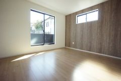 主寝室としてお使いいただけそうなこちらのお部屋は、日当たりが良く、爽やかな風を感じて起きる朝は、快適生活の始まりに。