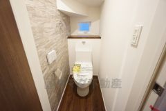 1階2階の2ヶ所にトイレがありますので、忙しい朝にも家族に気を使わず、ゆとりが生まれますね＾＾ 小窓付きで換気する時に便利です＾＾