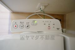 同仕様写真。温水、暖房、ウォシュレット付の高機能トイレです。