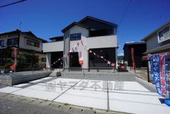 駐車スペースはゆとりある並列3台分を確保。マイカー用に、お客さま用に、余裕を持ってご利用いただけます＾＾ 