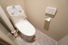 ウォシュレット、暖房便座、節電・節水機能など、使い勝手のよい高機能トイレです。 上部には収納棚が付いています＾＾