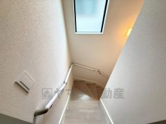 お子様も高齢の方も安心して上り下りができる手摺がついた安心設計です。 階段には小窓を配置しました。日中でも暗くなりがちな階段下が明るくなり安全ですね。