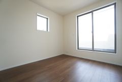 5.3帖洋室。角部屋ならではの2面採光。陽のあたる時間が長く、冬でもあたたかいです。日当たりがよく、子供部屋としての利用もおすすめ。