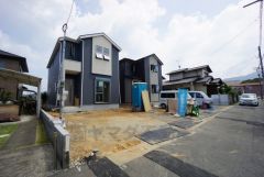 全3棟新築戸建カースペース2台付き。流行に左右されないベーシックなカラーリングは、永住にふさわしい佇まいです。