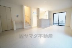 キッチンに向き合う形で大きな窓があります。たくさんの光や風を取り込むことができ快適な生活が過ごせそうです。