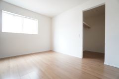 住む人のこだわりを活かす6帖洋室。日当たりがよく、寝室としての利用もおすすめ。ウォークインクローゼットには荷物をすっきり片付けられ、ゆとりのある暮らしが出来ます＾＾