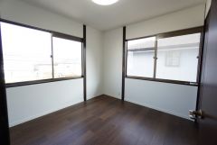 5帖。2面採光を確保した明るい室内は、風通しも良く、大変居心地の良い空間となっております。日当たりがよく、子供部屋としての利用もおすすめ。 