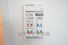 浴室暖房乾燥機には、暖房、乾燥、涼風、換気の4つの機能が付いています。タイマー付きです。換気・雨の日の洗濯も安心です＾＾