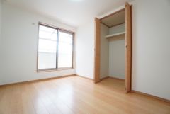 暖かい日差しが差し込む洋室。たっぷり収納できるクローゼット付きでお部屋の中をすっきりと快適に保てます。