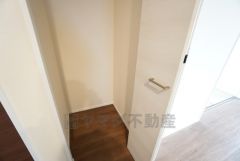 キッチン横には収納完備＾＾ 食品や日用品などを整理整頓してキッチン周りがすっきりし、気持ちよくお料理できますね＾＾