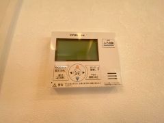 お湯張り、追い炊き、足し湯がボタン一つで楽々操作できる給湯機リモコンです。忙しい夕飯準備の時間帯に重宝しますね。