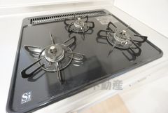 3種類の料理が同時に調理できる、3口ガスコンロ。忙しい夕食の支度時間が短縮できて効率よくお料理が楽しめます。