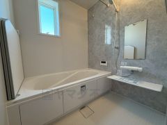 1日の疲れを癒すくつろぎのバスルーム。足を伸ばしてもゆったりと入れるサイズです。お子様と一緒にお風呂に入っても狭くないですね＾＾