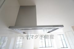 コンロ上には換気扇完備＾＾すぐ横に小窓が設けられているので、換気扇と合わせてWで換気できます＾＾