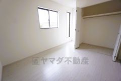 家具を選ばないナチュラルな色合いの壁紙とフローリング。