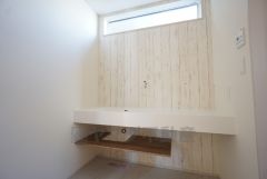 三面鏡裏収納付き洗面化粧台です＾＾ 歯磨きセットやスキンケア用品などの収納に便利ですね。