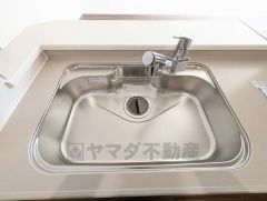 大きなお鍋も楽々洗える幅の広いシンクです＾＾ステンレスシンクなので簡単にお掃除できますよ。洗剤やスポンジもすっきりできる収納付き。