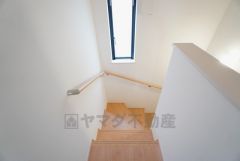 お子様も高齢の方も安心して上り下りができる手摺がついた安心設計です。 階段には小窓を配置しました。日中でも暗くなりがちな階段下が明るくなり安全ですね。