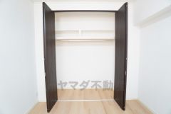 洋室にはハンガーパイプ付きのクローゼットが設けられています。たっぷり収納できるので衣替えの心配もいりませんね＾＾ 