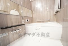 1日の疲れを癒すくつろぎのバスルーム。足を伸ばしてもゆったりと入れるサイズです。お子様と一緒にお風呂に入っても狭くないですね＾＾