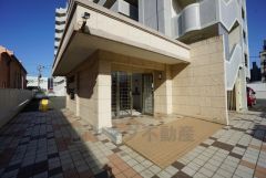 清掃の行き届いたきれいなエントランス。 ベビーカーや車椅子でもスムーズにすれ違えるワイドな通路幅を確保。大きな荷物がある際もストレスなく通り抜けられます＾＾