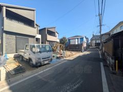 前面道路は南側約4.2ｍの市道に面しています。住人以外の車の進入も少なく、小さなお子様を持つご家庭にも安心です＾＾