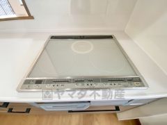 お手入れのしやすいIHクッキングヒーターです。3口コンロなので、効率よくお料理が楽しめます。毎日のお料理も楽しくなりますね＾＾