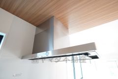 コンロ上には換気扇完備＾＾すぐ横に小窓が設けられているので、換気扇と合わせてWで換気できます＾＾