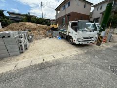 駐車スペースはゆとりある並列3台分を確保。マイカー用に、お客さま用に、余裕を持ってご利用いただけます＾＾ 