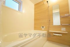 1日の疲れを癒すくつろぎのバスルーム。足を伸ばしてもゆったりと入れるサイズです。お子様と一緒にお風呂に入っても狭くないですね＾＾