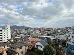 バルコ二ーからの眺望です＾＾ 目の前を遮る建物がないので、見晴らしがいいですね＾＾遠くには山も見えます＾＾