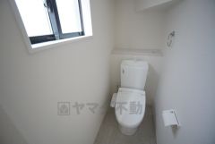 1階2階の2ヶ所にトイレがありますので、忙しい朝にも家族に気を使わず、ゆとりが生まれますね＾＾ 小窓付きで換気する時に便利です＾＾