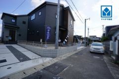 前面道路は東側4ｍ公道に面しています。
