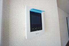 防犯性、セキュリティ対策に安心できるテレビモニター付きインターフォンです。セールスマン対策にもなり安心できます。