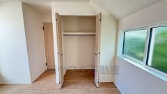 洋室にはハンガーパイプ付きのクローゼットが設けられています。たっぷり収納できるので衣替えの心配もいりませんね＾＾