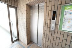 エレベーター完備で、毎日の移動もスムーズ。重い荷物やベビーカーの利用も安心です。買い物帰りなどに、上階でもラクに移動できますね＾＾