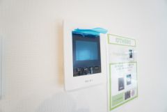 防犯はもちろん、セールスマン対策にもなるモニター付きインターホンです。 来訪者の顔が見えるので安心ですね＾＾