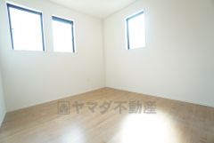 2面採光を確保した明るい室内は、風通しも良く、大変居心地の良い空間となっております。日当たりがよく、子供部屋としての利用もおすすめ。