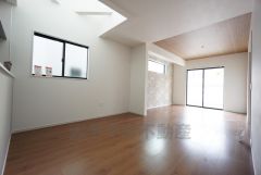 大きな窓のあるリビングは、陽光あふれる明るい空間です。居心地良く、ご家族皆がゆったり寛げる憩いの空間となりそうです。