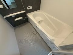 1日の疲れを癒すくつろぎのバスルーム。足を伸ばしてもゆったりと入れるサイズです。お子様と一緒にお風呂に入っても狭くないですね^^