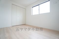 2階5.2帖洋室。住む人のこだわりを活かす洋室＾＾広めのクローゼットもあり荷物もすっきり片付けられ、ゆとりのある暮らしが出来ます＾＾