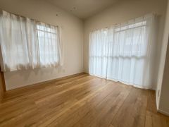 主寝室としてお使いいただけそうなこちらのお部屋は、日当たりが良く、爽やかな風を感じて起きる朝は、快適生活の始まりに。